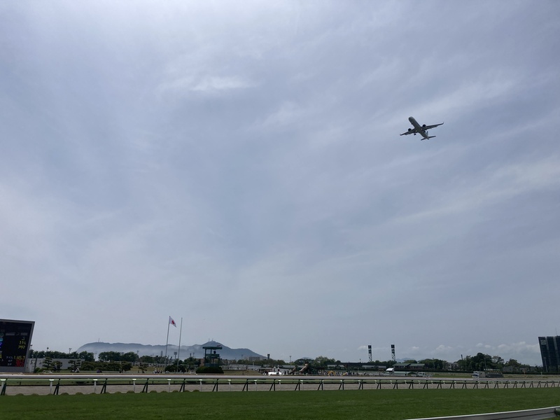 函館競馬場上空を飛ぶ飛行機
